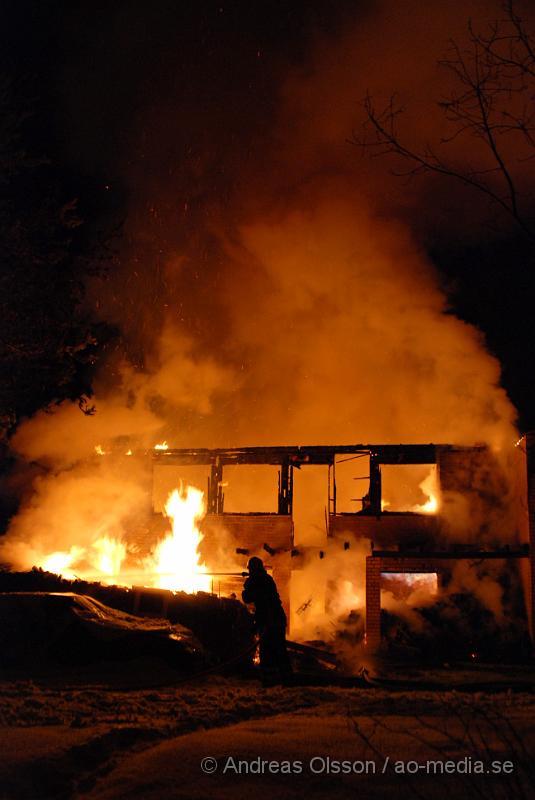 DSC_0038.JPG - Vid 03.50 larmades Räddningstjänsten från Örkelljunga och Skånes fagerhult,ambulans samt polis till en villa brand i Örkelljunga. Vid framkomst kunde man konstatera att villan var helt övertänd och man riktade in sig på att begränsa branden. Två personer fanns i huset men kunde ta sig ut, båda fördes med ambulans till Helsingborgs Lasarett för kontroll då dem andats in en del rök. Villan blev total skadad.