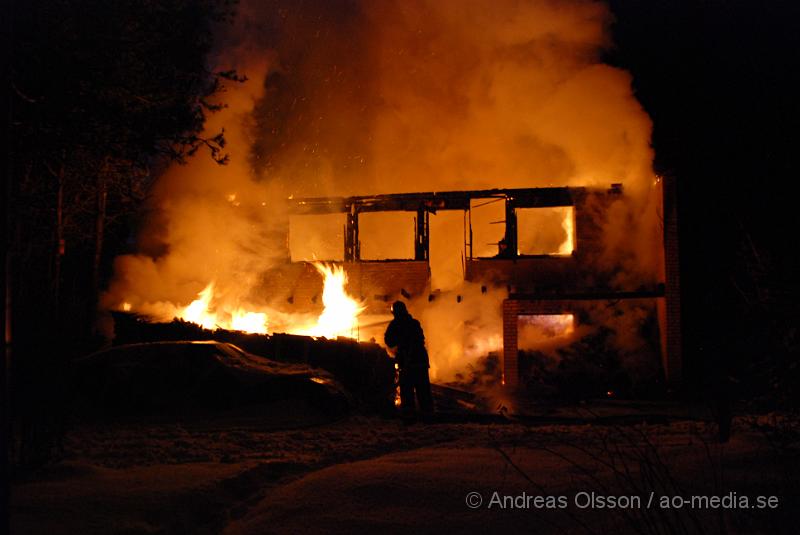 DSC_0039.JPG - Vid 03.50 larmades Räddningstjänsten från Örkelljunga och Skånes fagerhult,ambulans samt polis till en villa brand i Örkelljunga. Vid framkomst kunde man konstatera att villan var helt övertänd och man riktade in sig på att begränsa branden. Två personer fanns i huset men kunde ta sig ut, båda fördes med ambulans till Helsingborgs Lasarett för kontroll då dem andats in en del rök. Villan blev total skadad.