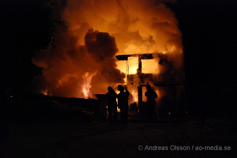 DSC_0051.JPG - Vid 03.50 larmades Räddningstjänsten från Örkelljunga och Skånes fagerhult,ambulans samt polis till en villa brand i Örkelljunga. Vid framkomst kunde man konstatera att villan var helt övertänd och man riktade in sig på att begränsa branden. Två personer fanns i huset men kunde ta sig ut, båda fördes med ambulans till Helsingborgs Lasarett för kontroll då dem andats in en del rök. Villan blev total skadad.