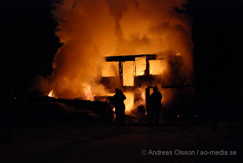 DSC_0054.JPG - Vid 03.50 larmades Räddningstjänsten från Örkelljunga och Skånes fagerhult,ambulans samt polis till en villa brand i Örkelljunga. Vid framkomst kunde man konstatera att villan var helt övertänd och man riktade in sig på att begränsa branden. Två personer fanns i huset men kunde ta sig ut, båda fördes med ambulans till Helsingborgs Lasarett för kontroll då dem andats in en del rök. Villan blev total skadad.