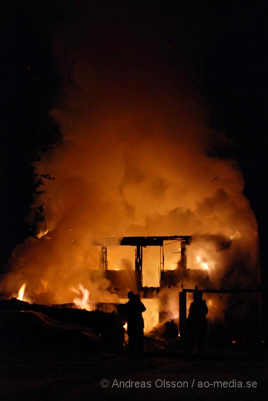 DSC_0056.JPG - Vid 03.50 larmades Räddningstjänsten från Örkelljunga och Skånes fagerhult,ambulans samt polis till en villa brand i Örkelljunga. Vid framkomst kunde man konstatera att villan var helt övertänd och man riktade in sig på att begränsa branden. Två personer fanns i huset men kunde ta sig ut, båda fördes med ambulans till Helsingborgs Lasarett för kontroll då dem andats in en del rök. Villan blev total skadad.