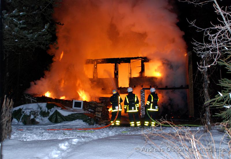 DSC_0059.JPG - Vid 03.50 larmades Räddningstjänsten från Örkelljunga och Skånes fagerhult,ambulans samt polis till en villa brand i Örkelljunga. Vid framkomst kunde man konstatera att villan var helt övertänd och man riktade in sig på att begränsa branden. Två personer fanns i huset men kunde ta sig ut, båda fördes med ambulans till Helsingborgs Lasarett för kontroll då dem andats in en del rök. Villan blev total skadad.