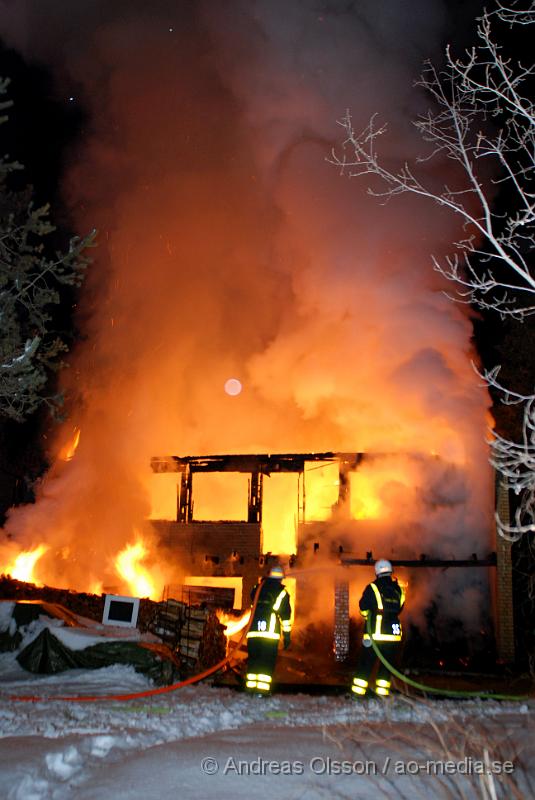 DSC_0061.JPG - Vid 03.50 larmades Räddningstjänsten från Örkelljunga och Skånes fagerhult,ambulans samt polis till en villa brand i Örkelljunga. Vid framkomst kunde man konstatera att villan var helt övertänd och man riktade in sig på att begränsa branden. Två personer fanns i huset men kunde ta sig ut, båda fördes med ambulans till Helsingborgs Lasarett för kontroll då dem andats in en del rök. Villan blev total skadad.