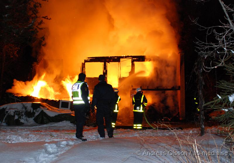 DSC_0062.JPG - Vid 03.50 larmades Räddningstjänsten från Örkelljunga och Skånes fagerhult,ambulans samt polis till en villa brand i Örkelljunga. Vid framkomst kunde man konstatera att villan var helt övertänd och man riktade in sig på att begränsa branden. Två personer fanns i huset men kunde ta sig ut, båda fördes med ambulans till Helsingborgs Lasarett för kontroll då dem andats in en del rök. Villan blev total skadad.