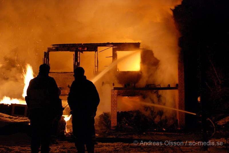 DSC_0068.JPG - Vid 03.50 larmades Räddningstjänsten från Örkelljunga och Skånes fagerhult,ambulans samt polis till en villa brand i Örkelljunga. Vid framkomst kunde man konstatera att villan var helt övertänd och man riktade in sig på att begränsa branden. Två personer fanns i huset men kunde ta sig ut, båda fördes med ambulans till Helsingborgs Lasarett för kontroll då dem andats in en del rök. Villan blev total skadad.