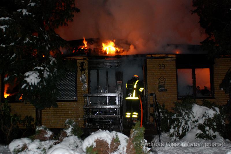 DSC_0070.JPG - Vid 03.50 larmades Räddningstjänsten från Örkelljunga och Skånes fagerhult,ambulans samt polis till en villa brand i Örkelljunga. Vid framkomst kunde man konstatera att villan var helt övertänd och man riktade in sig på att begränsa branden. Två personer fanns i huset men kunde ta sig ut, båda fördes med ambulans till Helsingborgs Lasarett för kontroll då dem andats in en del rök. Villan blev total skadad.