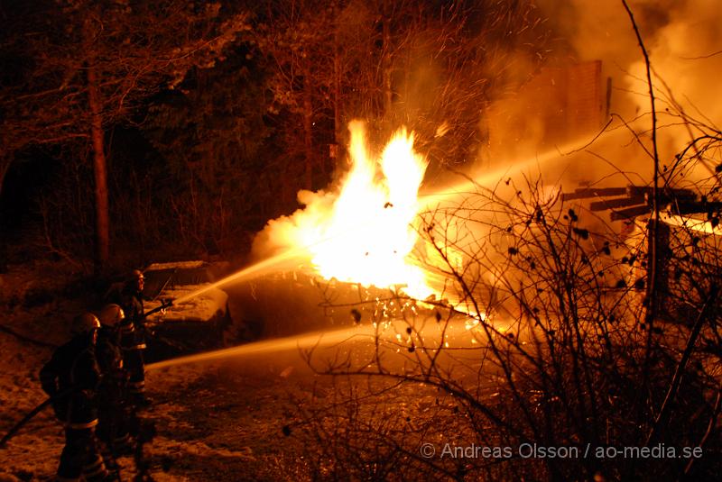 DSC_0074.JPG - Vid 03.50 larmades Räddningstjänsten från Örkelljunga och Skånes fagerhult,ambulans samt polis till en villa brand i Örkelljunga. Vid framkomst kunde man konstatera att villan var helt övertänd och man riktade in sig på att begränsa branden. Två personer fanns i huset men kunde ta sig ut, båda fördes med ambulans till Helsingborgs Lasarett för kontroll då dem andats in en del rök. Villan blev total skadad.