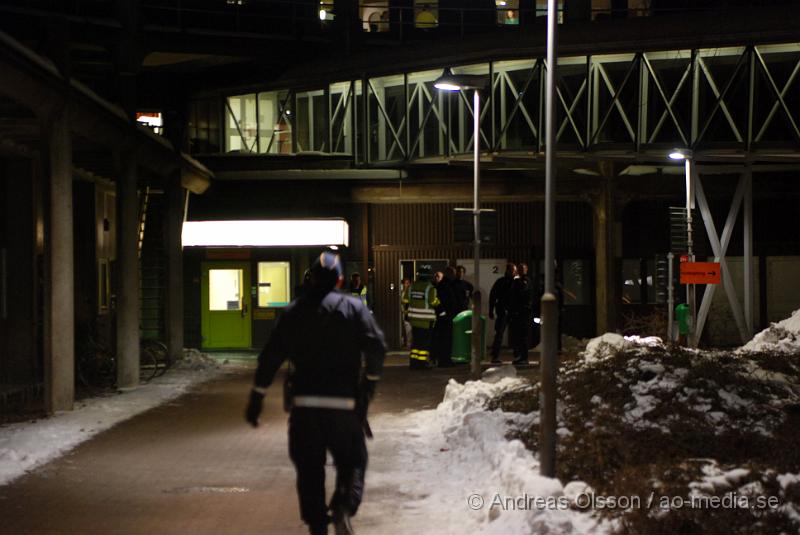 DSC_0170.JPG - Vid 03,40 larmades en stor räddningsstyrka samt ambulans och polis då man fått larm om att en krafit smäll hörts från Röntgen avdelningen och att det var kraftig rökutveckling. Vid framkomst sökte man av området utan att hitta något och man misstänkte att det kanske var någon slags undanleds manöver och satte alla Securitas bilar i drift i helsingborgs området. Räddningsstyrkorna kunde lämna efter ett litet tags undersökande.