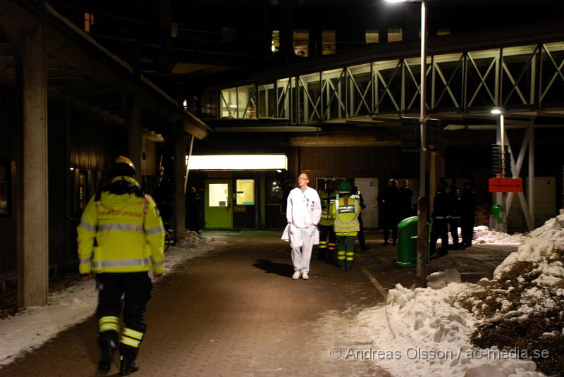 DSC_0175.JPG - Vid 03,40 larmades en stor räddningsstyrka samt ambulans och polis då man fått larm om att en krafit smäll hörts från Röntgen avdelningen och att det var kraftig rökutveckling. Vid framkomst sökte man av området utan att hitta något och man misstänkte att det kanske var någon slags undanleds manöver och satte alla Securitas bilar i drift i helsingborgs området. Räddningsstyrkorna kunde lämna efter ett litet tags undersökande.