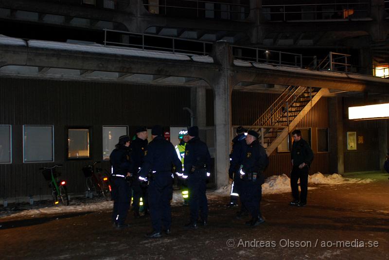 DSC_0180.JPG - Vid 03,40 larmades en stor räddningsstyrka samt ambulans och polis då man fått larm om att en krafit smäll hörts från Röntgen avdelningen och att det var kraftig rökutveckling. Vid framkomst sökte man av området utan att hitta något och man misstänkte att det kanske var någon slags undanleds manöver och satte alla Securitas bilar i drift i helsingborgs området. Räddningsstyrkorna kunde lämna efter ett litet tags undersökande.