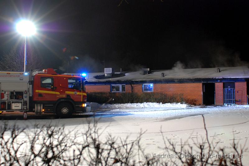 DSC_0145.JPG - Vid två tiden larmades flera stationer till en brand i dagis i Ödåkra, samt Ambulans och Polis. Det ska vara krafit rökutveckling samt brinna inne på dagiset. Hur branden startade är oklart men man misstänker att den är anlagd då det varit en liknande brand igår då en scoutstuga bran ner till grunden. Ingen person ska ha skadats men hela dagiset är rök/vatten och brand skadat.