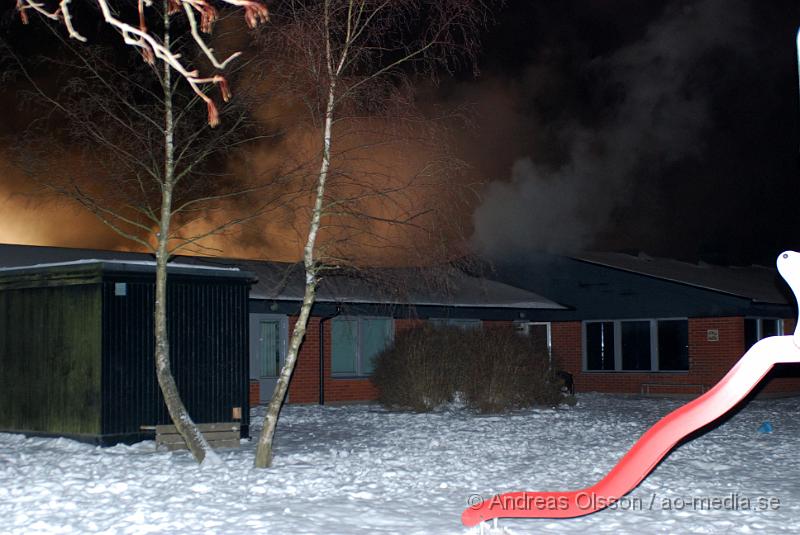 DSC_0151.JPG - Vid två tiden larmades flera stationer till en brand i dagis i Ödåkra, samt Ambulans och Polis. Det ska vara krafit rökutveckling samt brinna inne på dagiset. Hur branden startade är oklart men man misstänker att den är anlagd då det varit en liknande brand igår då en scoutstuga bran ner till grunden. Ingen person ska ha skadats men hela dagiset är rök/vatten och brand skadat.