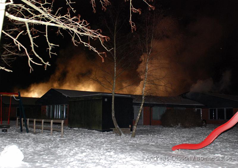 DSC_0153.JPG - Vid två tiden larmades flera stationer till en brand i dagis i Ödåkra, samt Ambulans och Polis. Det ska vara krafit rökutveckling samt brinna inne på dagiset. Hur branden startade är oklart men man misstänker att den är anlagd då det varit en liknande brand igår då en scoutstuga bran ner till grunden. Ingen person ska ha skadats men hela dagiset är rök/vatten och brand skadat.