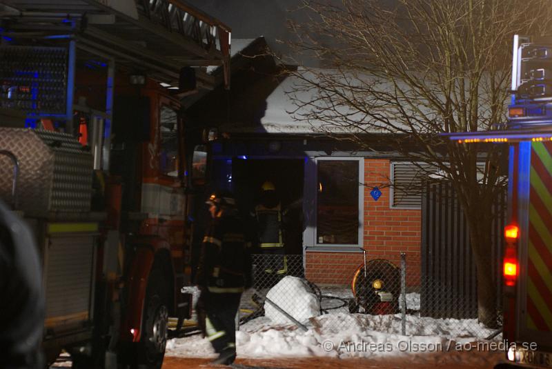 DSC_0158.JPG - Vid två tiden larmades flera stationer till en brand i dagis i Ödåkra, samt Ambulans och Polis. Det ska vara krafit rökutveckling samt brinna inne på dagiset. Hur branden startade är oklart men man misstänker att den är anlagd då det varit en liknande brand igår då en scoutstuga bran ner till grunden. Ingen person ska ha skadats men hela dagiset är rök/vatten och brand skadat.