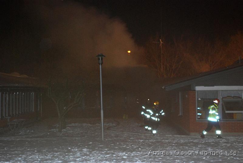 DSC_0164.JPG - Vid två tiden larmades flera stationer till en brand i dagis i Ödåkra, samt Ambulans och Polis. Det ska vara krafit rökutveckling samt brinna inne på dagiset. Hur branden startade är oklart men man misstänker att den är anlagd då det varit en liknande brand igår då en scoutstuga bran ner till grunden. Ingen person ska ha skadats men hela dagiset är rök/vatten och brand skadat.