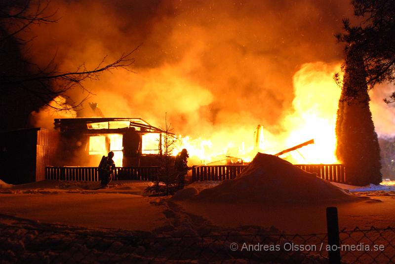 DSC_0004.JPG - Vid 01 tiden larmades räddnignstjänsten från, Klippan, Ljungbyhed, Perstorp, Bjuv och Åstorp samt ambulans och polis till en villabrand i Allarp utanför Ljungbyhed. Vid framkomst var hela villan övertänd och man började släckningsarbetet. Ingen person ska ha skadats i branden, men man är inte helt säker ännu då man inte har kunnat gå in i det som finns kvar av byggnaden.