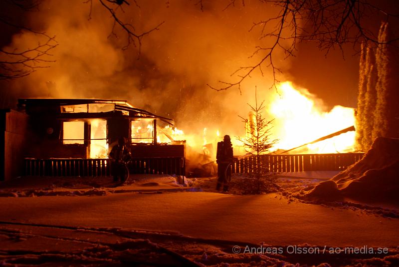 DSC_0006.JPG - Vid 01 tiden larmades räddnignstjänsten från, Klippan, Ljungbyhed, Perstorp, Bjuv och Åstorp samt ambulans och polis till en villabrand i Allarp utanför Ljungbyhed. Vid framkomst var hela villan övertänd och man började släckningsarbetet. Ingen person ska ha skadats i branden, men man är inte helt säker ännu då man inte har kunnat gå in i det som finns kvar av byggnaden.