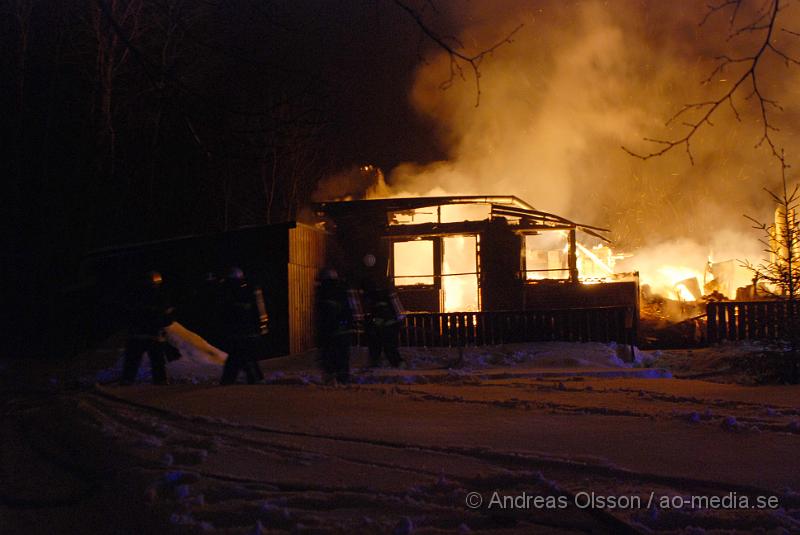 DSC_0012.JPG - Vid 01 tiden larmades räddnignstjänsten från, Klippan, Ljungbyhed, Perstorp, Bjuv och Åstorp samt ambulans och polis till en villabrand i Allarp utanför Ljungbyhed. Vid framkomst var hela villan övertänd och man började släckningsarbetet. Ingen person ska ha skadats i branden, men man är inte helt säker ännu då man inte har kunnat gå in i det som finns kvar av byggnaden.