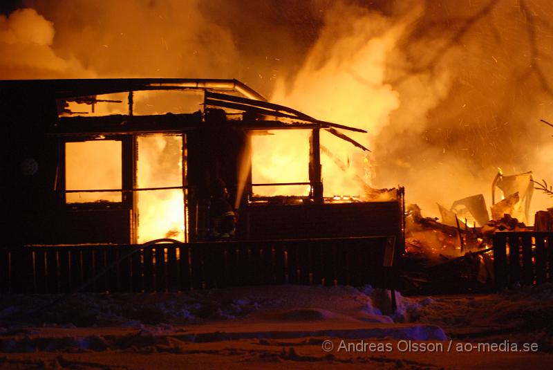 DSC_0025.JPG - Vid 01 tiden larmades räddnignstjänsten från, Klippan, Ljungbyhed, Perstorp, Bjuv och Åstorp samt ambulans och polis till en villabrand i Allarp utanför Ljungbyhed. Vid framkomst var hela villan övertänd och man började släckningsarbetet. Ingen person ska ha skadats i branden, men man är inte helt säker ännu då man inte har kunnat gå in i det som finns kvar av byggnaden.