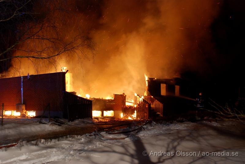 DSC_0041.JPG - Vid 01 tiden larmades räddnignstjänsten från, Klippan, Ljungbyhed, Perstorp, Bjuv och Åstorp samt ambulans och polis till en villabrand i Allarp utanför Ljungbyhed. Vid framkomst var hela villan övertänd och man började släckningsarbetet. Ingen person ska ha skadats i branden, men man är inte helt säker ännu då man inte har kunnat gå in i det som finns kvar av byggnaden.