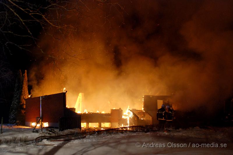 DSC_0047.JPG - Vid 01 tiden larmades räddnignstjänsten från, Klippan, Ljungbyhed, Perstorp, Bjuv och Åstorp samt ambulans och polis till en villabrand i Allarp utanför Ljungbyhed. Vid framkomst var hela villan övertänd och man började släckningsarbetet. Ingen person ska ha skadats i branden, men man är inte helt säker ännu då man inte har kunnat gå in i det som finns kvar av byggnaden.