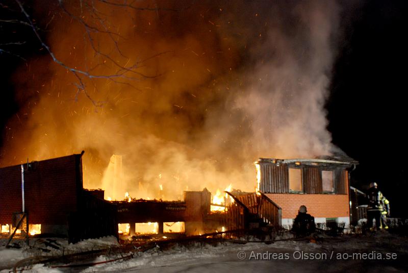 DSC_0050.JPG - Vid 01 tiden larmades räddnignstjänsten från, Klippan, Ljungbyhed, Perstorp, Bjuv och Åstorp samt ambulans och polis till en villabrand i Allarp utanför Ljungbyhed. Vid framkomst var hela villan övertänd och man började släckningsarbetet. Ingen person ska ha skadats i branden, men man är inte helt säker ännu då man inte har kunnat gå in i det som finns kvar av byggnaden.