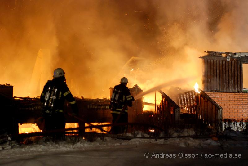 DSC_0063.JPG - Vid 01 tiden larmades räddnignstjänsten från, Klippan, Ljungbyhed, Perstorp, Bjuv och Åstorp samt ambulans och polis till en villabrand i Allarp utanför Ljungbyhed. Vid framkomst var hela villan övertänd och man började släckningsarbetet. Ingen person ska ha skadats i branden, men man är inte helt säker ännu då man inte har kunnat gå in i det som finns kvar av byggnaden.