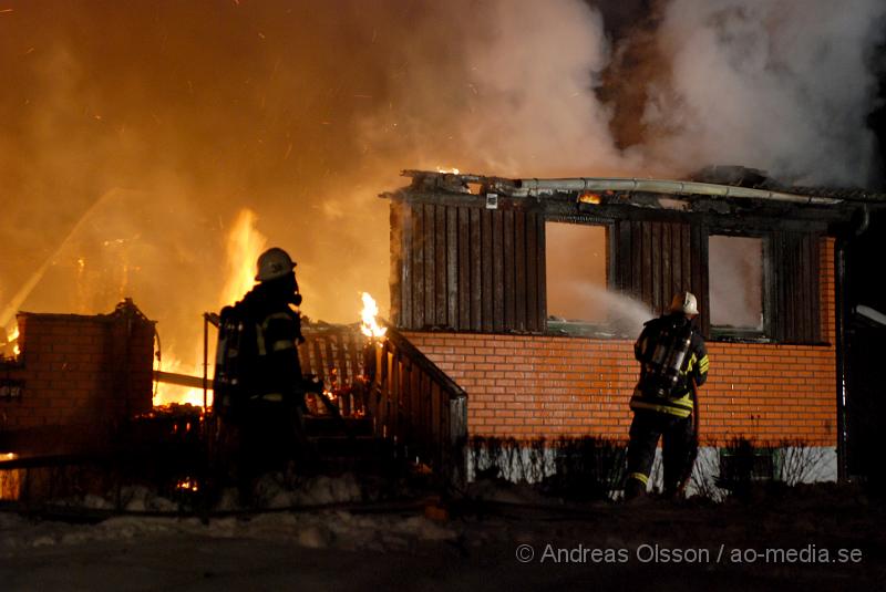 DSC_0066.JPG - Vid 01 tiden larmades räddnignstjänsten från, Klippan, Ljungbyhed, Perstorp, Bjuv och Åstorp samt ambulans och polis till en villabrand i Allarp utanför Ljungbyhed. Vid framkomst var hela villan övertänd och man började släckningsarbetet. Ingen person ska ha skadats i branden, men man är inte helt säker ännu då man inte har kunnat gå in i det som finns kvar av byggnaden.