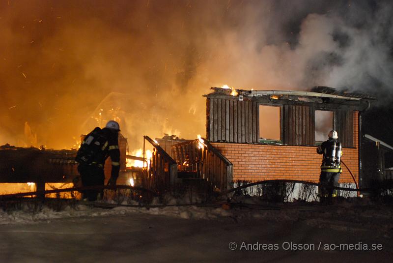 DSC_0071.JPG - Vid 01 tiden larmades räddnignstjänsten från, Klippan, Ljungbyhed, Perstorp, Bjuv och Åstorp samt ambulans och polis till en villabrand i Allarp utanför Ljungbyhed. Vid framkomst var hela villan övertänd och man började släckningsarbetet. Ingen person ska ha skadats i branden, men man är inte helt säker ännu då man inte har kunnat gå in i det som finns kvar av byggnaden.