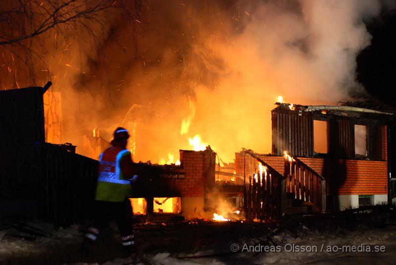 DSC_0073.JPG - Vid 01 tiden larmades räddnignstjänsten från, Klippan, Ljungbyhed, Perstorp, Bjuv och Åstorp samt ambulans och polis till en villabrand i Allarp utanför Ljungbyhed. Vid framkomst var hela villan övertänd och man började släckningsarbetet. Ingen person ska ha skadats i branden, men man är inte helt säker ännu då man inte har kunnat gå in i det som finns kvar av byggnaden.