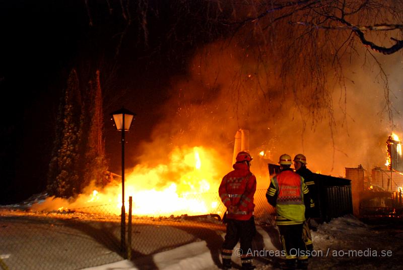 DSC_0075.JPG - Vid 01 tiden larmades räddnignstjänsten från, Klippan, Ljungbyhed, Perstorp, Bjuv och Åstorp samt ambulans och polis till en villabrand i Allarp utanför Ljungbyhed. Vid framkomst var hela villan övertänd och man började släckningsarbetet. Ingen person ska ha skadats i branden, men man är inte helt säker ännu då man inte har kunnat gå in i det som finns kvar av byggnaden.