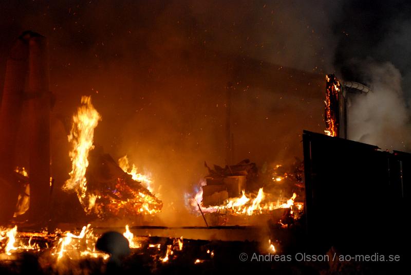 DSC_0093.JPG - Vid 01 tiden larmades räddnignstjänsten från, Klippan, Ljungbyhed, Perstorp, Bjuv och Åstorp samt ambulans och polis till en villabrand i Allarp utanför Ljungbyhed. Vid framkomst var hela villan övertänd och man började släckningsarbetet. Ingen person ska ha skadats i branden, men man är inte helt säker ännu då man inte har kunnat gå in i det som finns kvar av byggnaden.