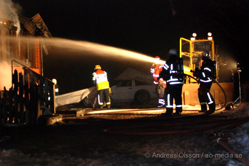 DSC_0114.JPG - Vid 01 tiden larmades räddnignstjänsten från, Klippan, Ljungbyhed, Perstorp, Bjuv och Åstorp samt ambulans och polis till en villabrand i Allarp utanför Ljungbyhed. Vid framkomst var hela villan övertänd och man började släckningsarbetet. Ingen person ska ha skadats i branden, men man är inte helt säker ännu då man inte har kunnat gå in i det som finns kvar av byggnaden.