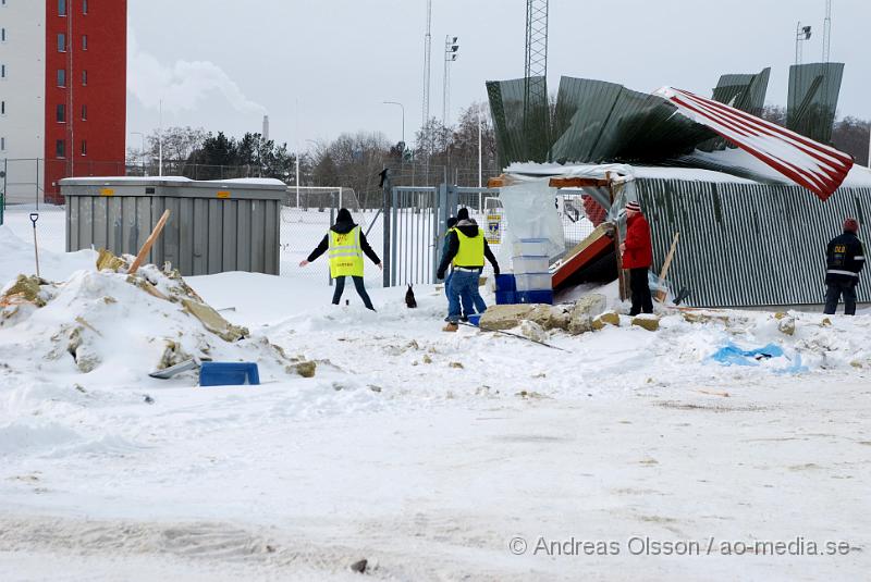 DSC_0009.JPG - Taket i Nyköpings tennishall rasade samman natten till lördagen, där det befann sig ca 1600 kaniner som skulle ställas ut på en stor kaninutställning på lördags morgonen. Röjning av takmassor har pågått hela helgen och räddningstjänsten, personal från Owe Larsson borr samt frivilliga har grävt fram  kaniner ut massorna.  På söndags morgonen kunde man räkna att man hade hittat ca 1000 levande kaniner och påträffat ett 30-tal döda.  Röjningen efter fler levande kaniner fortsatt hela söndagen. Inga människor ska ha kommit till skada när taket rasade ihop.