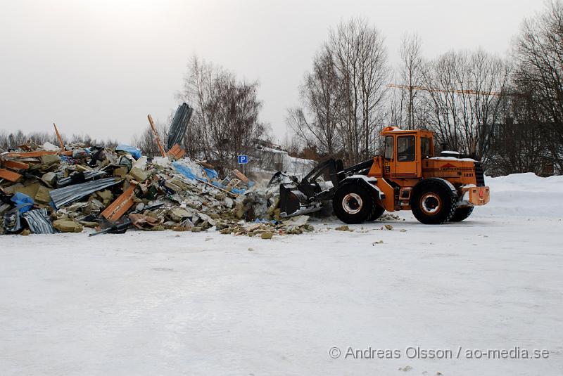 DSC_0034.JPG - Taket i Nyköpings tennishall rasade samman natten till lördagen, där det befann sig ca 1600 kaniner som skulle ställas ut på en stor kaninutställning på lördags morgonen. Röjning av takmassor har pågått hela helgen och räddningstjänsten, personal från Owe Larsson borr samt frivilliga har grävt fram  kaniner ut massorna.  På söndags morgonen kunde man räkna att man hade hittat ca 1000 levande kaniner och påträffat ett 30-tal döda.  Röjningen efter fler levande kaniner fortsatt hela söndagen. Inga människor ska ha kommit till skada när taket rasade ihop.