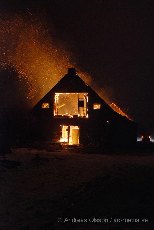 DSC_0017.JPG - Vid 22.30 tiden larmades räddningstjänsten från helsingborg samt polis ut till Ättekulla där man hade brand i en lada. När man kom fram på platsen var hela ladan övertänd och där va ingen möjlighet att rädda byggnaden, så man vaktar branden och låter ladan brinna ner. Det är oklart vad som fanns i ladan. Inte heller om där har funnits något person i den.