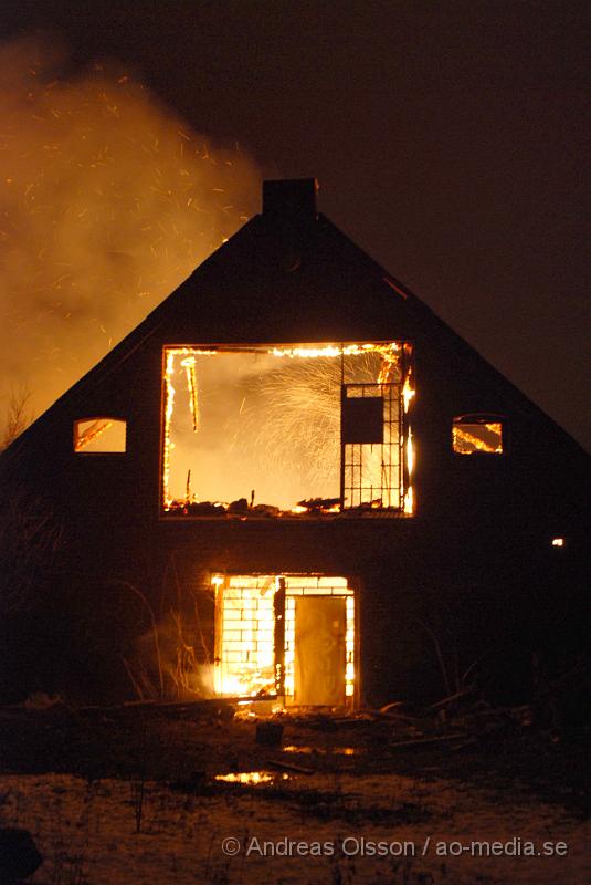 DSC_0034.JPG - Vid 22.30 tiden larmades räddningstjänsten från helsingborg samt polis ut till Ättekulla där man hade brand i en lada. När man kom fram på platsen var hela ladan övertänd och där va ingen möjlighet att rädda byggnaden, så man vaktar branden och låter ladan brinna ner. Det är oklart vad som fanns i ladan. Inte heller om där har funnits något person i den.