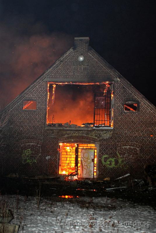 DSC_0040.JPG - Vid 22.30 tiden larmades räddningstjänsten från helsingborg samt polis ut till Ättekulla där man hade brand i en lada. När man kom fram på platsen var hela ladan övertänd och där va ingen möjlighet att rädda byggnaden, så man vaktar branden och låter ladan brinna ner. Det är oklart vad som fanns i ladan. Inte heller om där har funnits något person i den.