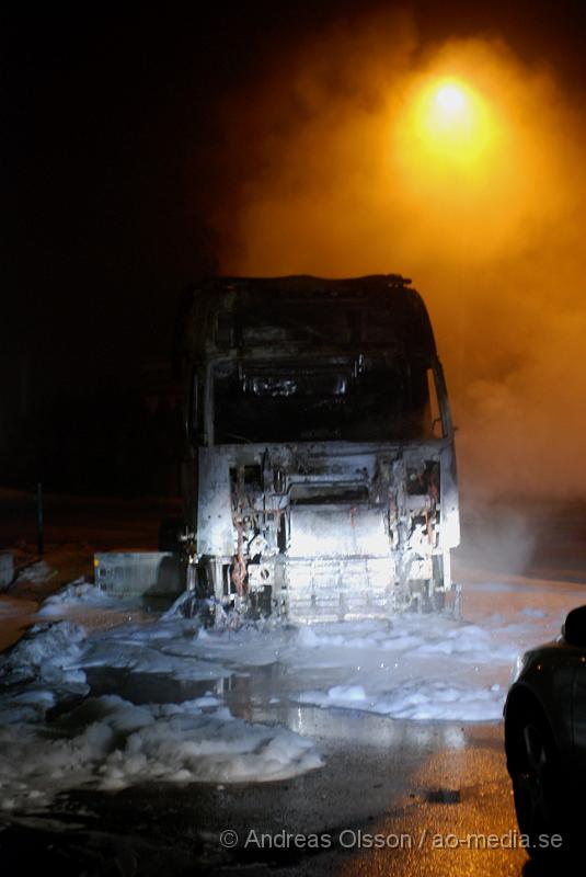 DSC_0004.JPG - En lastbil började av okänd anledning att börja brinna vid 22,30 tiden på Måndags kvällen. Räddningstjänsten och polis var snabbt på plats och fick kontroll över branden. Hela lastbilen blev utbränd. Ingen person ska ha skadats.