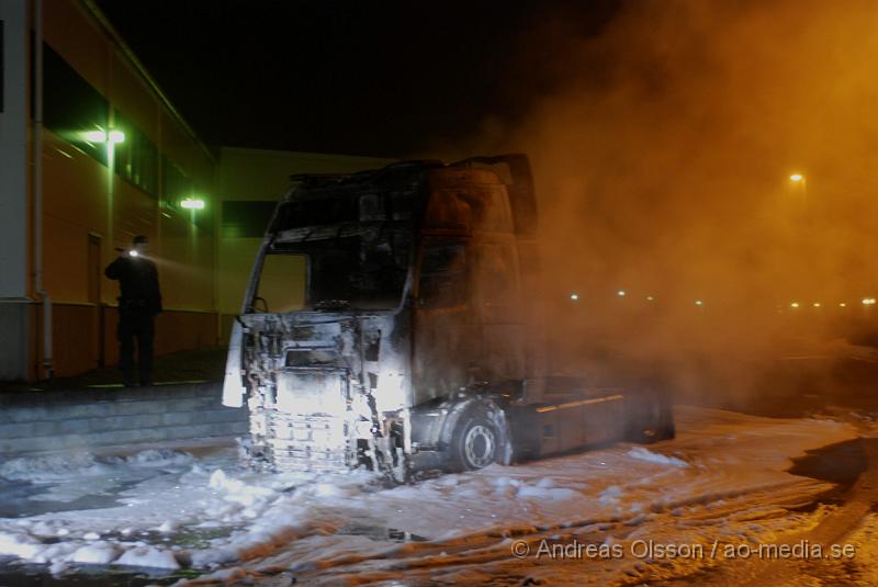 DSC_0007.JPG - En lastbil började av okänd anledning att börja brinna vid 22,30 tiden på Måndags kvällen. Räddningstjänsten och polis var snabbt på plats och fick kontroll över branden. Hela lastbilen blev utbränd. Ingen person ska ha skadats.