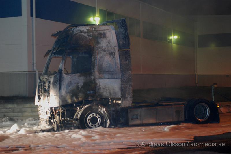 DSC_0008.JPG - En lastbil började av okänd anledning att börja brinna vid 22,30 tiden på Måndags kvällen. Räddningstjänsten och polis var snabbt på plats och fick kontroll över branden. Hela lastbilen blev utbränd. Ingen person ska ha skadats.