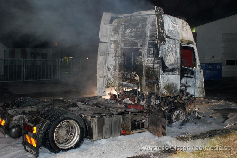 DSC_0017.JPG - En lastbil började av okänd anledning att börja brinna vid 22,30 tiden på Måndags kvällen. Räddningstjänsten och polis var snabbt på plats och fick kontroll över branden. Hela lastbilen blev utbränd. Ingen person ska ha skadats.