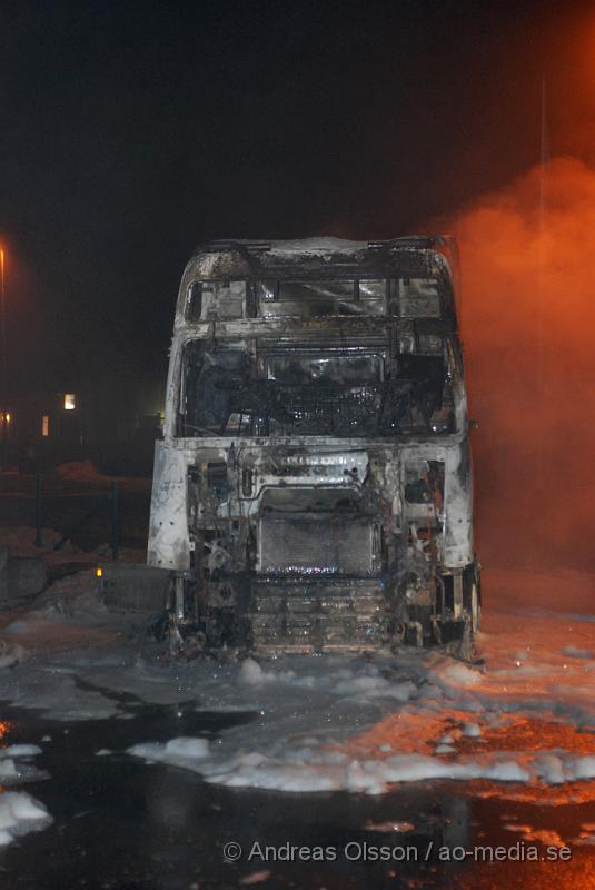 DSC_0018.JPG - En lastbil började av okänd anledning att börja brinna vid 22,30 tiden på Måndags kvällen. Räddningstjänsten och polis var snabbt på plats och fick kontroll över branden. Hela lastbilen blev utbränd. Ingen person ska ha skadats.