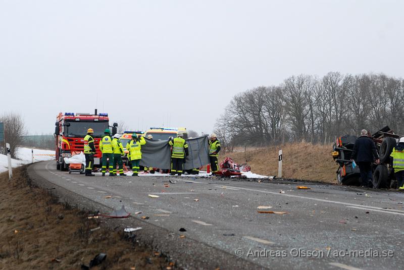 DSC_0051.JPG - vid 10 tiden larmades räddningstjänsten från Klippan, Ljungbyhed, åstorp samt kembilen från perstorp,ambulans och polis till en trafikolycka på väg 21 utanför klippan där en personbil och en lastbil frontall krockat, personbilen var helt demolerad och det ska ha rykt mycket från personbilen, lastbilen välte ner på en äng. Föraren i personbilen ska ha avlidit av kollisionen och skadeläget för lastbils chauffören är oklart.