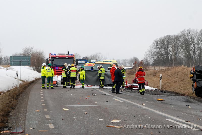 DSC_0056.JPG - vid 10 tiden larmades räddningstjänsten från Klippan, Ljungbyhed, åstorp samt kembilen från perstorp,ambulans och polis till en trafikolycka på väg 21 utanför klippan där en personbil och en lastbil frontall krockat, personbilen var helt demolerad och det ska ha rykt mycket från personbilen, lastbilen välte ner på en äng. Föraren i personbilen ska ha avlidit av kollisionen och skadeläget för lastbils chauffören är oklart.