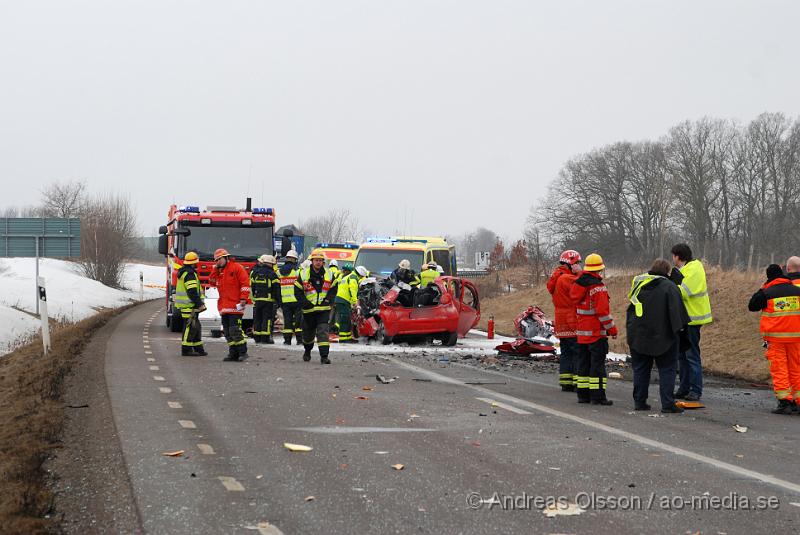 DSC_0068.JPG - vid 10 tiden larmades räddningstjänsten från Klippan, Ljungbyhed, åstorp samt kembilen från perstorp,ambulans och polis till en trafikolycka på väg 21 utanför klippan där en personbil och en lastbil frontall krockat, personbilen var helt demolerad och det ska ha rykt mycket från personbilen, lastbilen välte ner på en äng. Föraren i personbilen ska ha avlidit av kollisionen och skadeläget för lastbils chauffören är oklart.