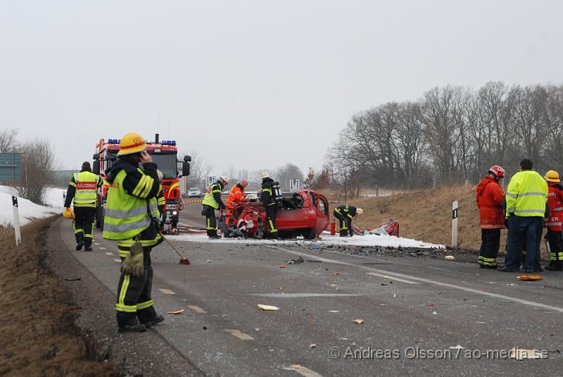 DSC_0083.JPG - vid 10 tiden larmades räddningstjänsten från Klippan, Ljungbyhed, åstorp samt kembilen från perstorp,ambulans och polis till en trafikolycka på väg 21 utanför klippan där en personbil och en lastbil frontall krockat, personbilen var helt demolerad och det ska ha rykt mycket från personbilen, lastbilen välte ner på en äng. Föraren i personbilen ska ha avlidit av kollisionen och skadeläget för lastbils chauffören är oklart.