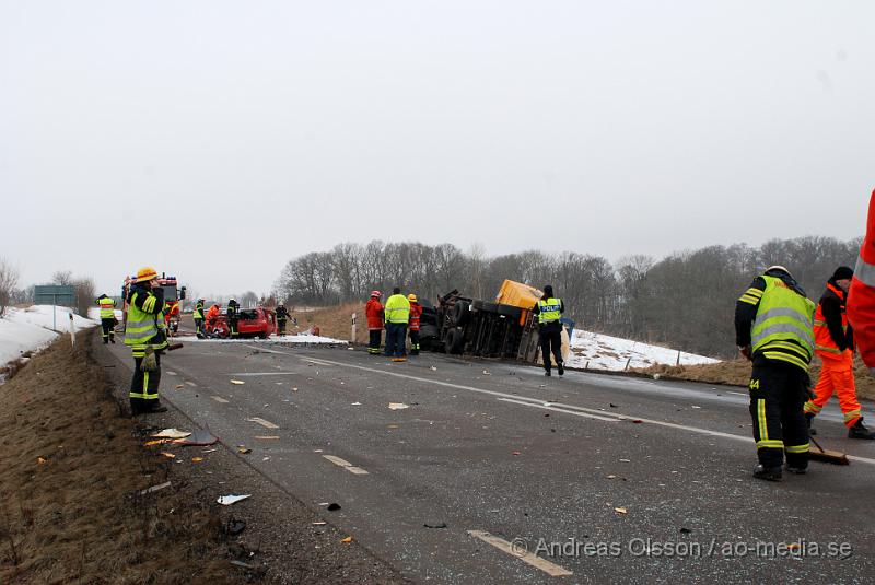 DSC_0086.JPG - vid 10 tiden larmades räddningstjänsten från Klippan, Ljungbyhed, åstorp samt kembilen från perstorp,ambulans och polis till en trafikolycka på väg 21 utanför klippan där en personbil och en lastbil frontall krockat, personbilen var helt demolerad och det ska ha rykt mycket från personbilen, lastbilen välte ner på en äng. Föraren i personbilen ska ha avlidit av kollisionen och skadeläget för lastbils chauffören är oklart.