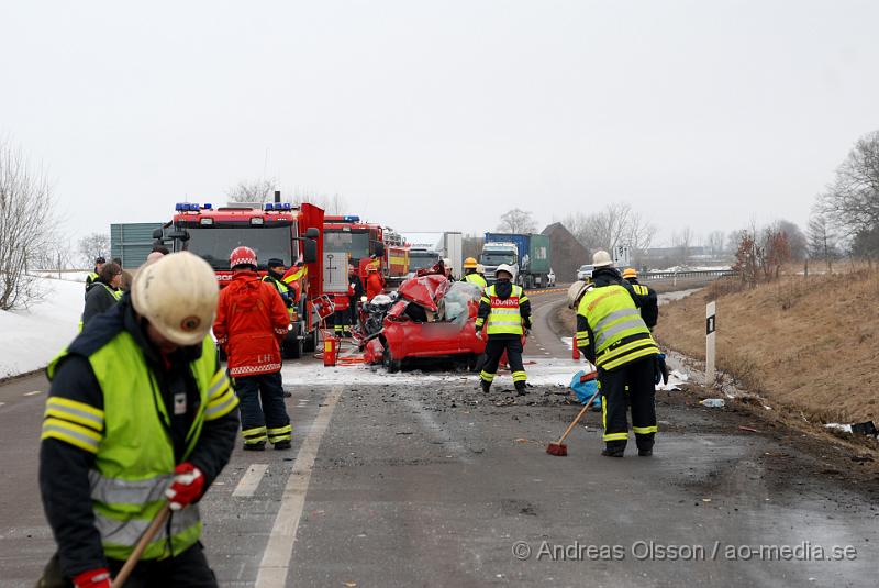 DSC_0087.JPG - vid 10 tiden larmades räddningstjänsten från Klippan, Ljungbyhed, åstorp samt kembilen från perstorp,ambulans och polis till en trafikolycka på väg 21 utanför klippan där en personbil och en lastbil frontall krockat, personbilen var helt demolerad och det ska ha rykt mycket från personbilen, lastbilen välte ner på en äng. Föraren i personbilen ska ha avlidit av kollisionen och skadeläget för lastbils chauffören är oklart.