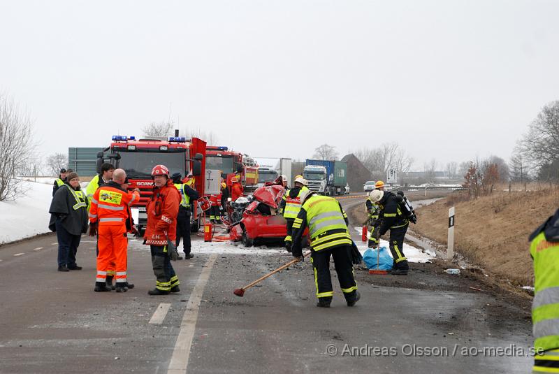 DSC_0091.JPG - vid 10 tiden larmades räddningstjänsten från Klippan, Ljungbyhed, åstorp samt kembilen från perstorp,ambulans och polis till en trafikolycka på väg 21 utanför klippan där en personbil och en lastbil frontall krockat, personbilen var helt demolerad och det ska ha rykt mycket från personbilen, lastbilen välte ner på en äng. Föraren i personbilen ska ha avlidit av kollisionen och skadeläget för lastbils chauffören är oklart.